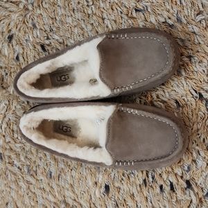 UGG USA size 6 suede slipper